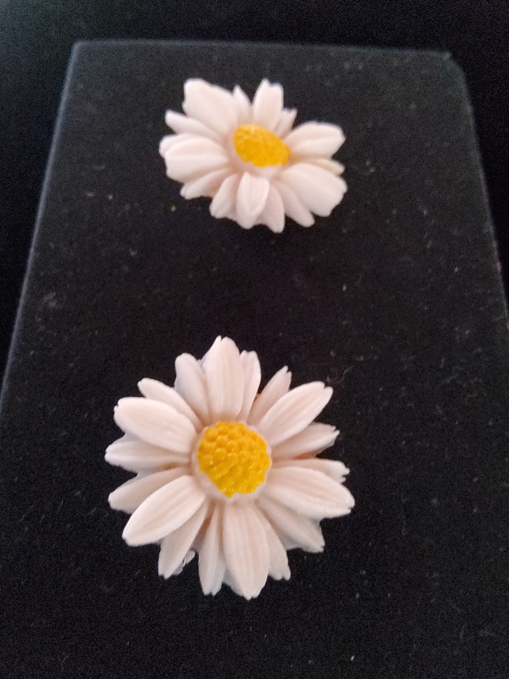 Sarah Coventry 1960s Celluloid Daisy Clip-on earrings. - Picture 5 of 5